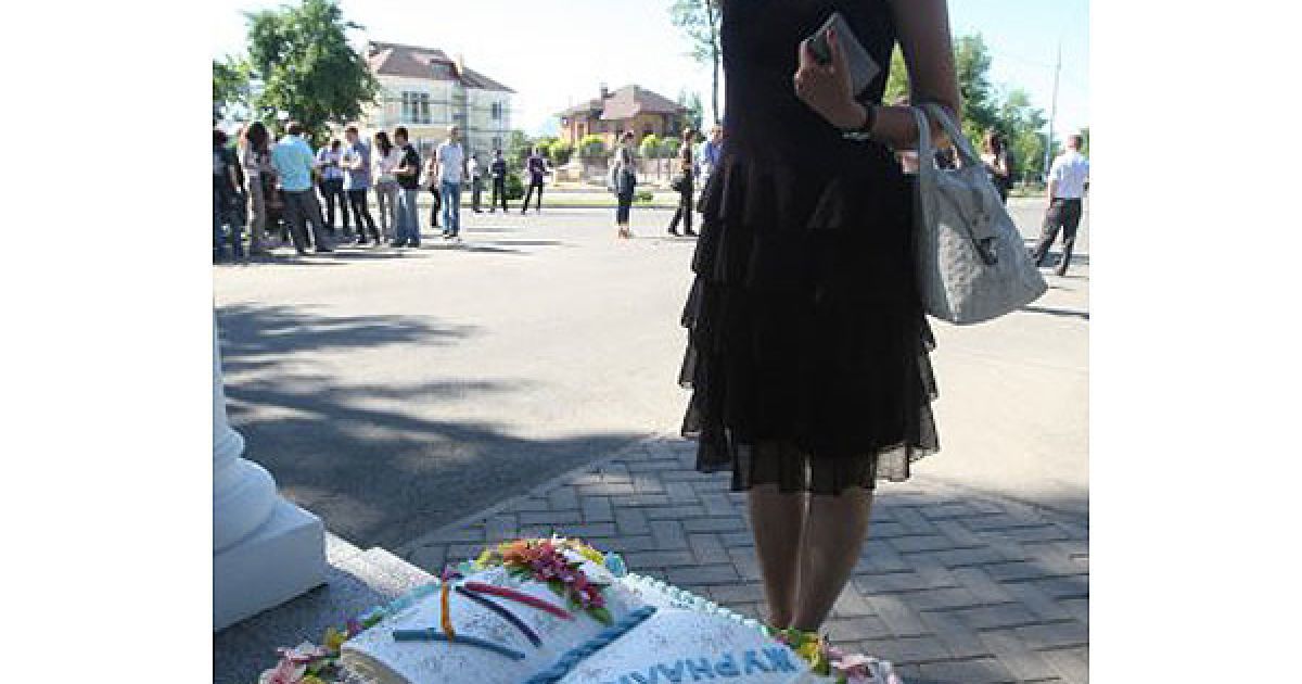 Журналісти відмовились від квітів і торту / © УНІАН