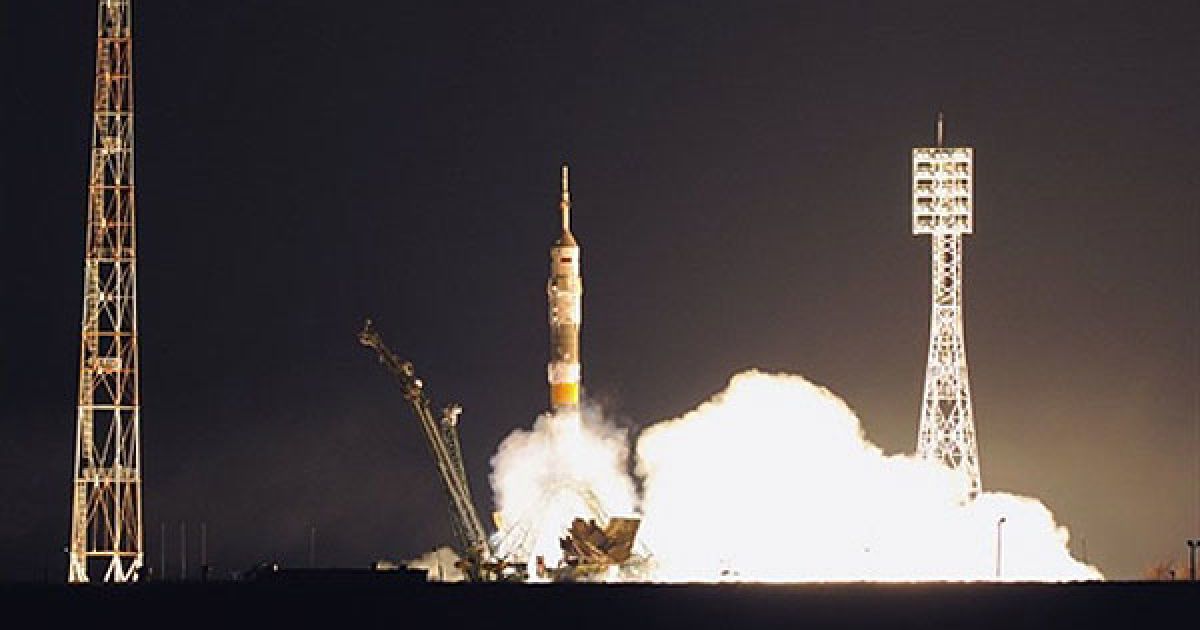 Казахстан, космодром Байконур. Російський космічний корабель "Союз ТМА-21" з міжнародним екіпажем на борту стартує з казахського космодрому "Байконур" до Міжнародної космічної станції. / © AFP
