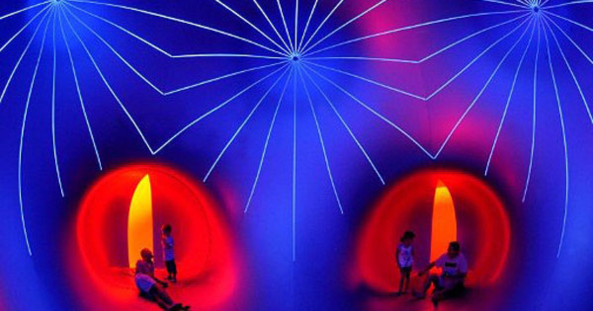 Чехія, Прага. Люди роздивляються світлову інсталяцію "Mirazozo luminarium", створену групою архітекторів "Архітектори повітря" (Architects of Air) в Празі. / © AFP