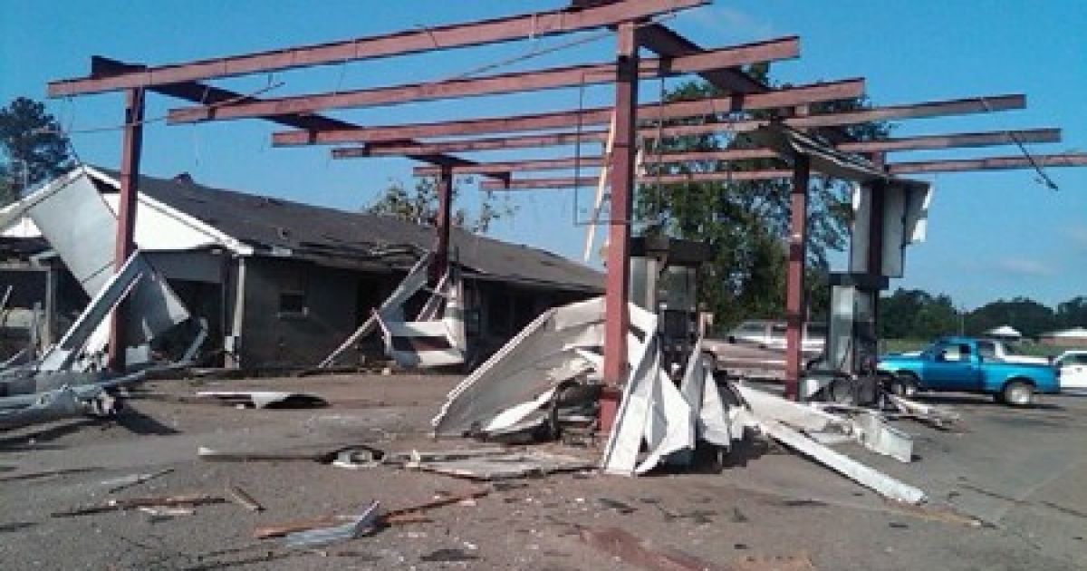 На Середній Захід США обрушився руйнівний торнадо, в результаті якого понад 30 людей загинули. / © neshobademocrat.com