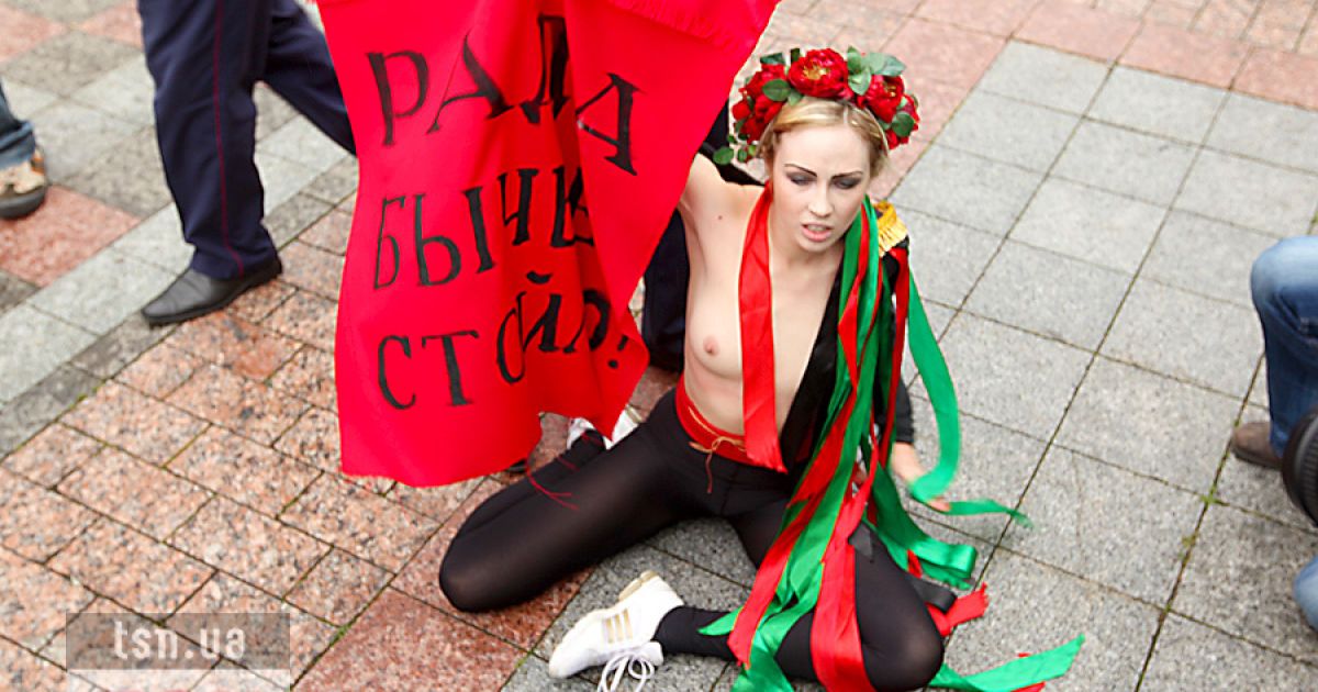 Активістки FEMEN влаштували під Верховною радою топлес-протест "Депутат, не бикуй!" проти пенсійної реформи.
