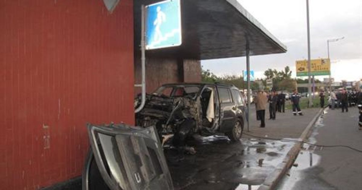 Джип зніс всі дерев&#039;яні лавки і врізався в цегляну стіну зупинки, знищивши її повністю. Авто відскочило від стіни і звалилося в підземний перехід. / © Комсомольская правда в Украине