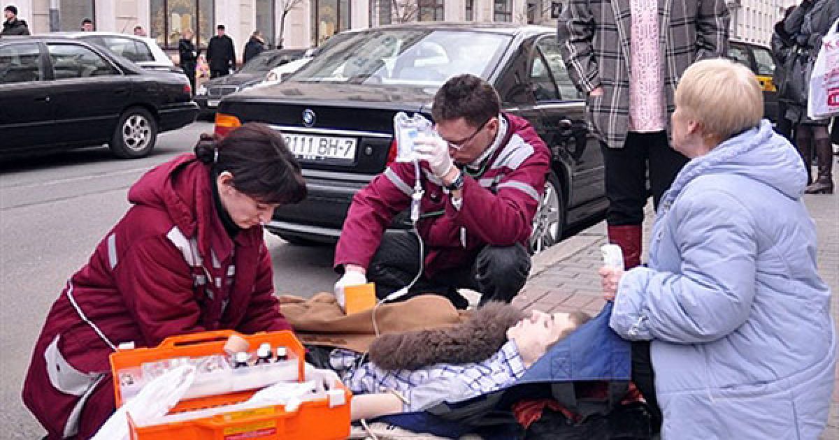 Вибуховий пристрій імовірно знаходився під лавкою на платформі навпроти другого вагону поїзда. / © AFP