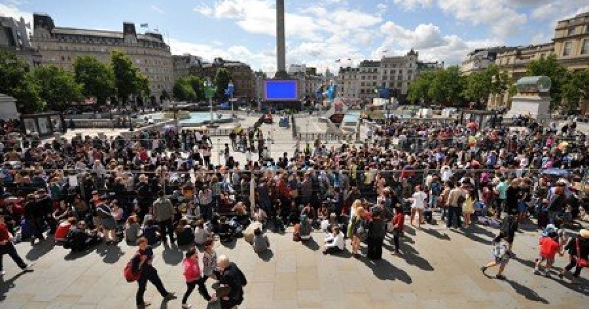 Тисячі шанувальників Гаррі Поттера розгорнули на Трафальгарській площі в Лондоні наметове містечко та прагнуть роздобути місця в перших рядах глядачів. / © AFP
