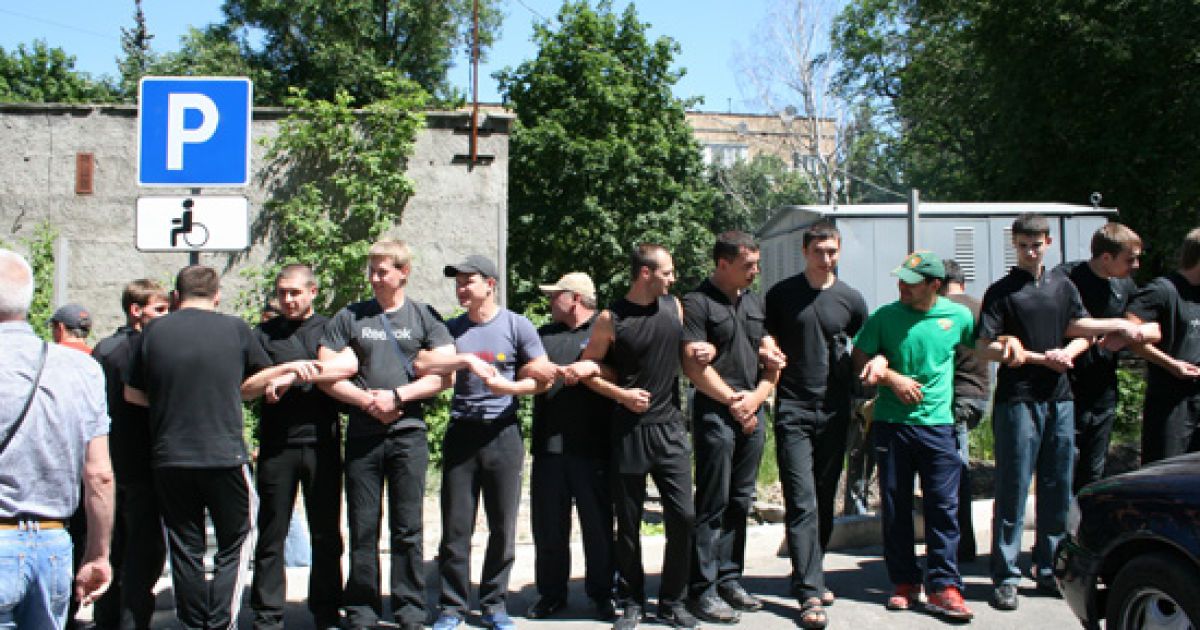 У Донецьку на будмайданчику поблизу готелю "Дружба" сталися сутички між невідомими "спортсменами" та місцевими жителями, які протестують проти забудови / © Остров