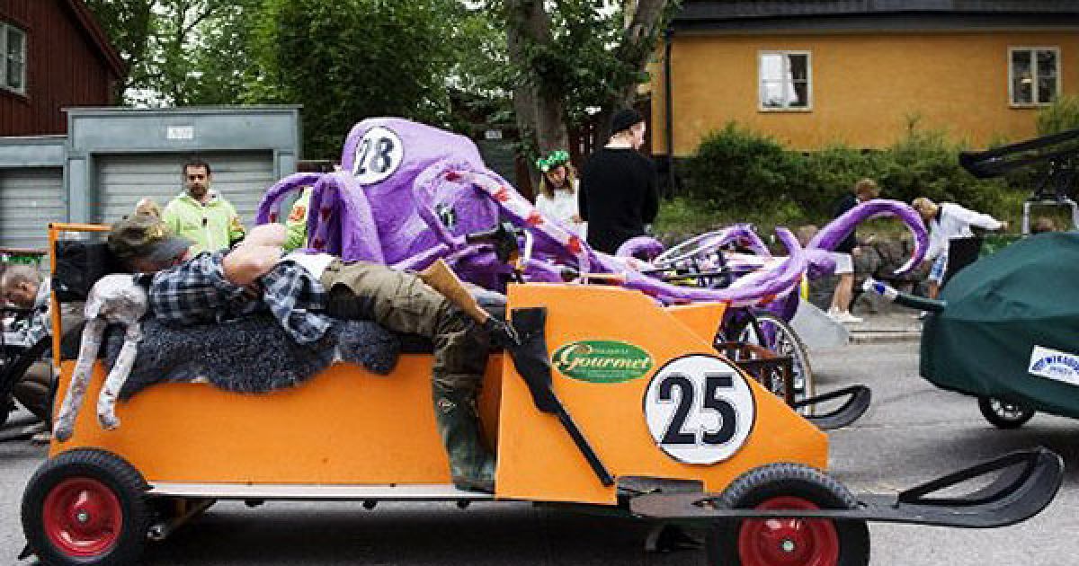 В Стокгольмі провели перегони на саморобних "мильницях" Stockholm Red Bull Soapbox 2011. / © AFP