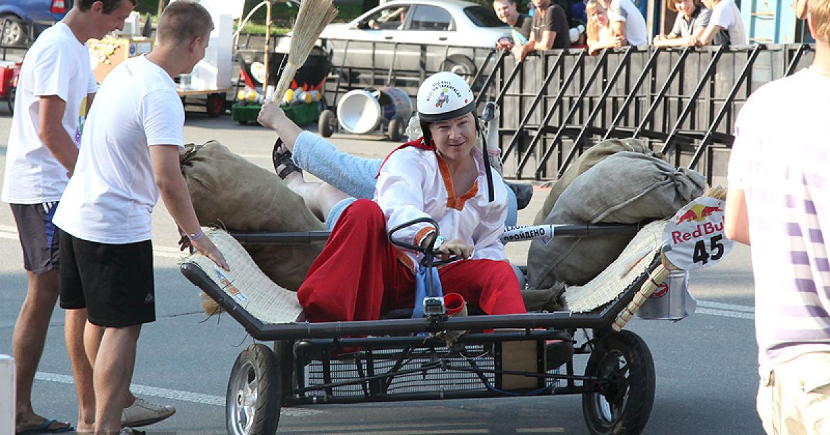 В Києві провели грандіозні перегони &mdash; шоу-ралі на саморобних автомобілях "Red Bull Ралі на тарантасах".
