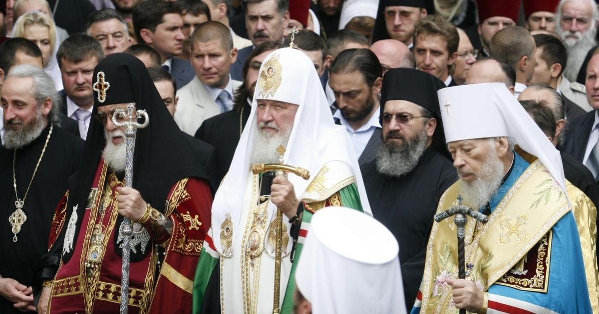 Глава Російської православної церкви патріарх Кирило провів молебень на Володимирській гірці в Києві.