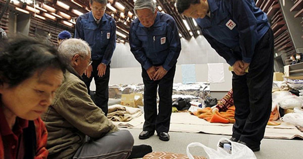 Японія, Коріяма. Віце-президент компанії TEPCO, яка керує АЕС "Фукусіма-1", Норіо Цузумі та співробітники компанії вибачились перед людьми, евакуйованими через загрозу викиду радіації на пошкодженій стихією АЕС. / © AFP