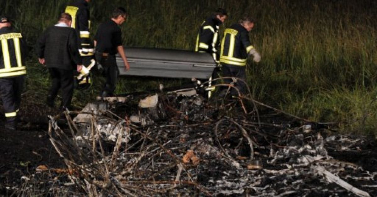 На південному заході Німеччини під час польоту загорівся дирижабль, пілот встиг врятувати пасажирів, але сам загинув. / © AFP