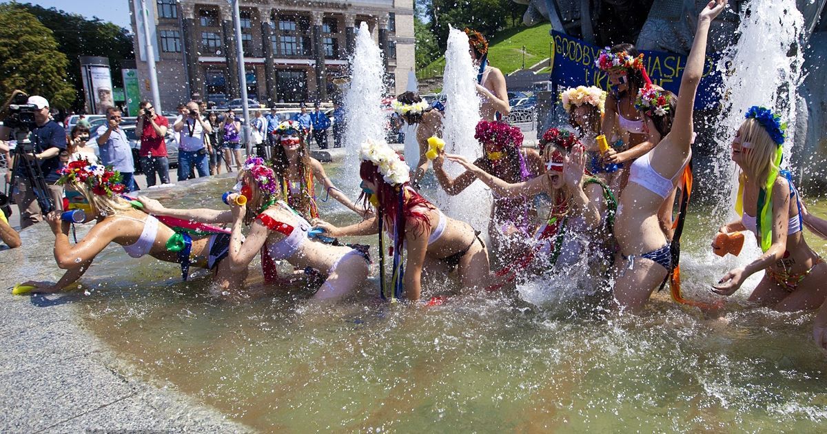 Жіночий рух FEMEN провів на Майдані Незалежності в Києві акцію протесту у фонтані "Євромийка-2012".