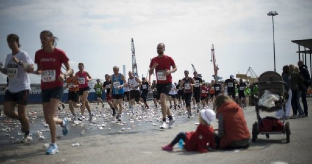 Швеція, Ґетеборг. Люди дивляться на учасників Ґетеборзького марафону. / © AFP