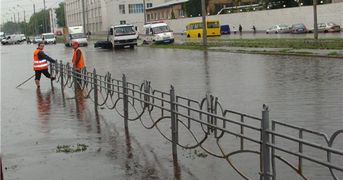 У Києві через сильні зливи було затоплено кілька вулиць, на дорогах маршрутки плавали по вікна у воді. / © merk