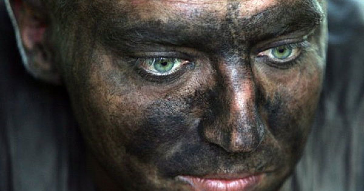 Україна, Луганськ. Рятувальник відпочиває під час перерви у роботах на вугільній шахті "Суходольська-Східна" в Луганській області. В результаті вибуху на шахті загинули 17 шахтарів, ще 20 зникли без вісті. / © AFP