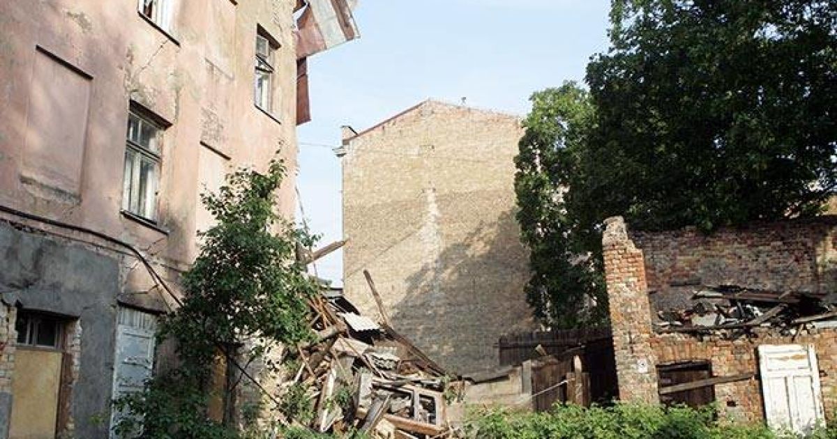 Під час сильного буревію в Ризі блискавка зруйнувала стіну нежитлового п&#039;ятиповерхового будинку. / © kasjauns.lv