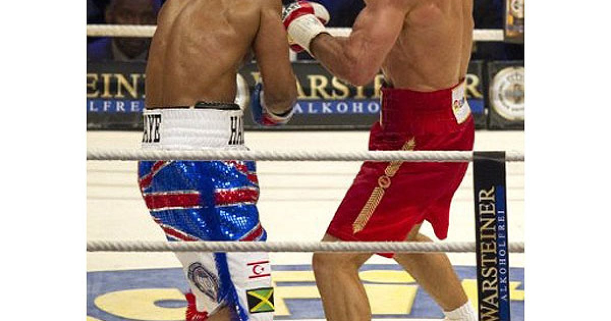 Українець Володимир Кличко став абсолютним чемпіоном світу з боксу, здобувши перемогу над Девідом Хеєм у об&#039;єднавчому поєдинку за пояси IBF/IBO, WBO і WBA. / © AFP
