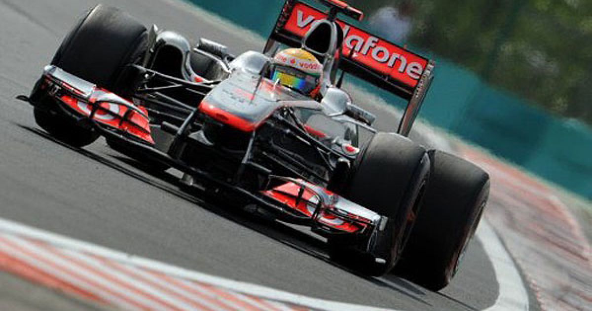 Угорщина, Будапешт. Британський гонщик команди McLaren Mercedes Льюїс Хемілтон виступає на треку Хунгарорінг в Будапешті під час тренування перед гонками Formula One на Гран-прі Угорщини. / © AFP