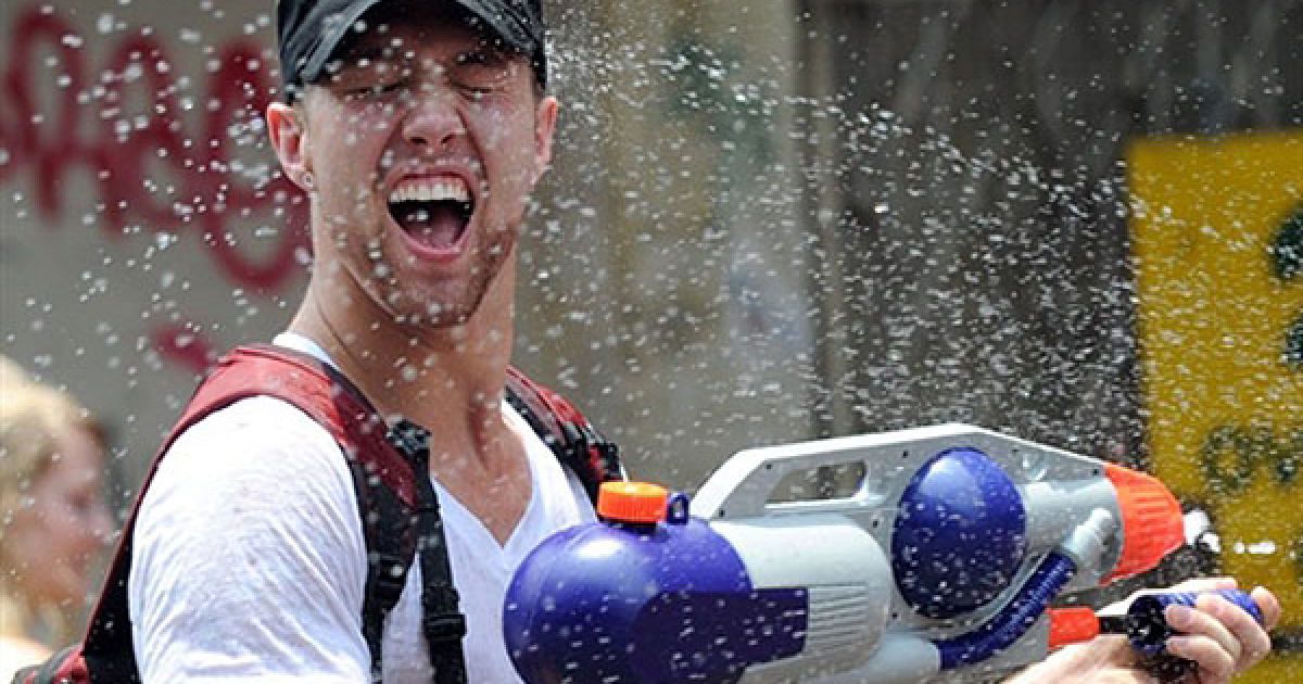 Обливання водою символізує очищення від гріхів і поганих вчинків, здійснених в минулому році. / © AFP