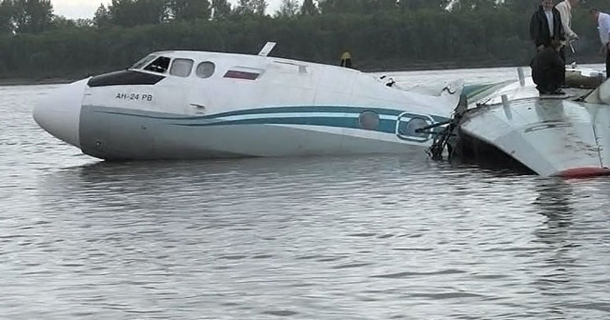 Кількість жертв аварійної посадки літака Ан-24 у Томській області Росії становить 7 людей. / © Вести