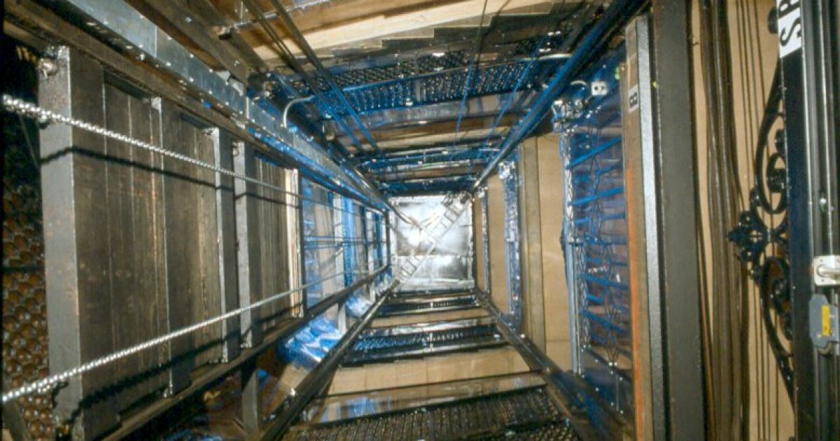 Хлопець вирішив заповнити нестачу адреналіну, крадучи у ліфтів гальма