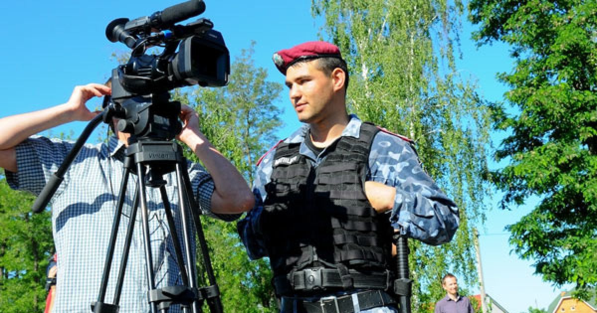 Близько шістдесяти журналістів провели пікет резиденції Віктора Януковича у Межигір'ї. / © gazeta.ua