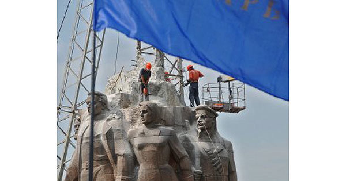 Монумент на честь проголошення радянської влади в Україні буде реконструйовано і перенесено у віддалений промисловий район міста. / © УНІАН
