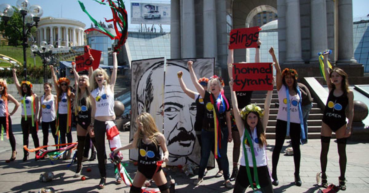 Активістки жіночого руху FEMEN провели на Майдані Незалежності в Києві акцію "Рогатки до бою!" на підтримку жертв "кривавої неділі" в Білорусі. / © Жіночий рух FEMEN