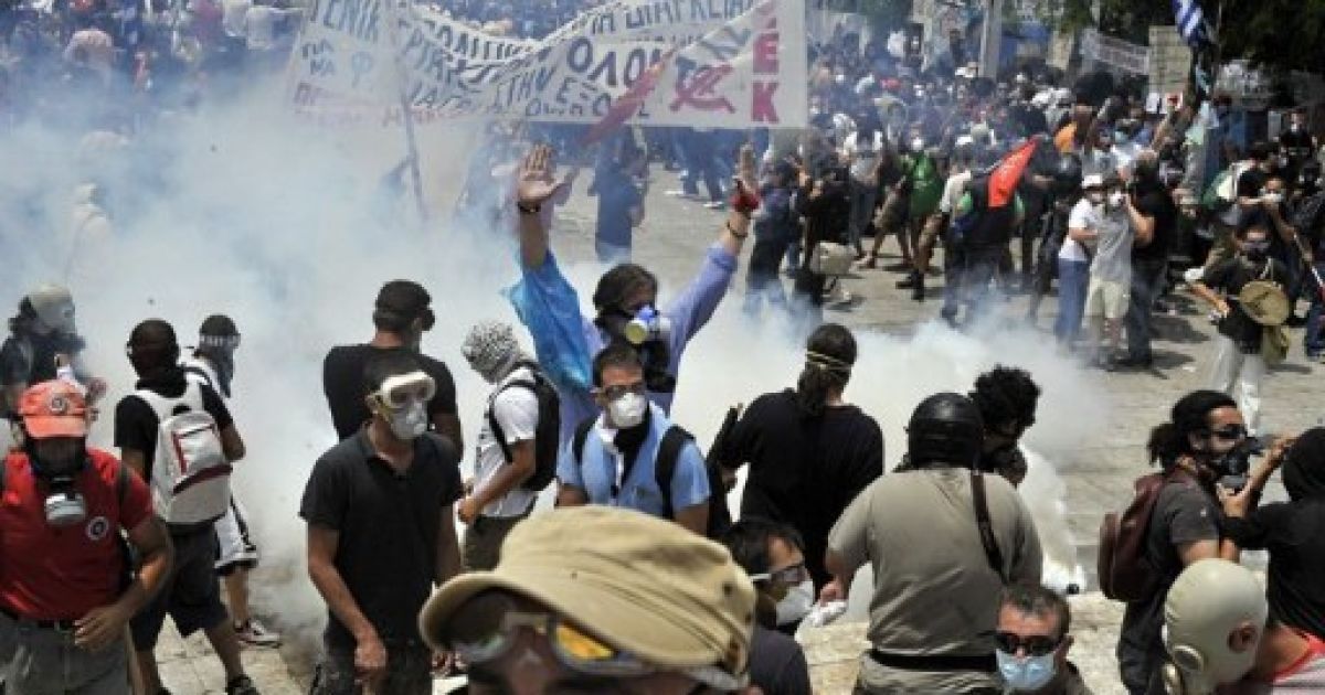 У Греції в ході масових безладів, спровакованих анархістами, майже 50 осіб отримали поранення. / © AFP