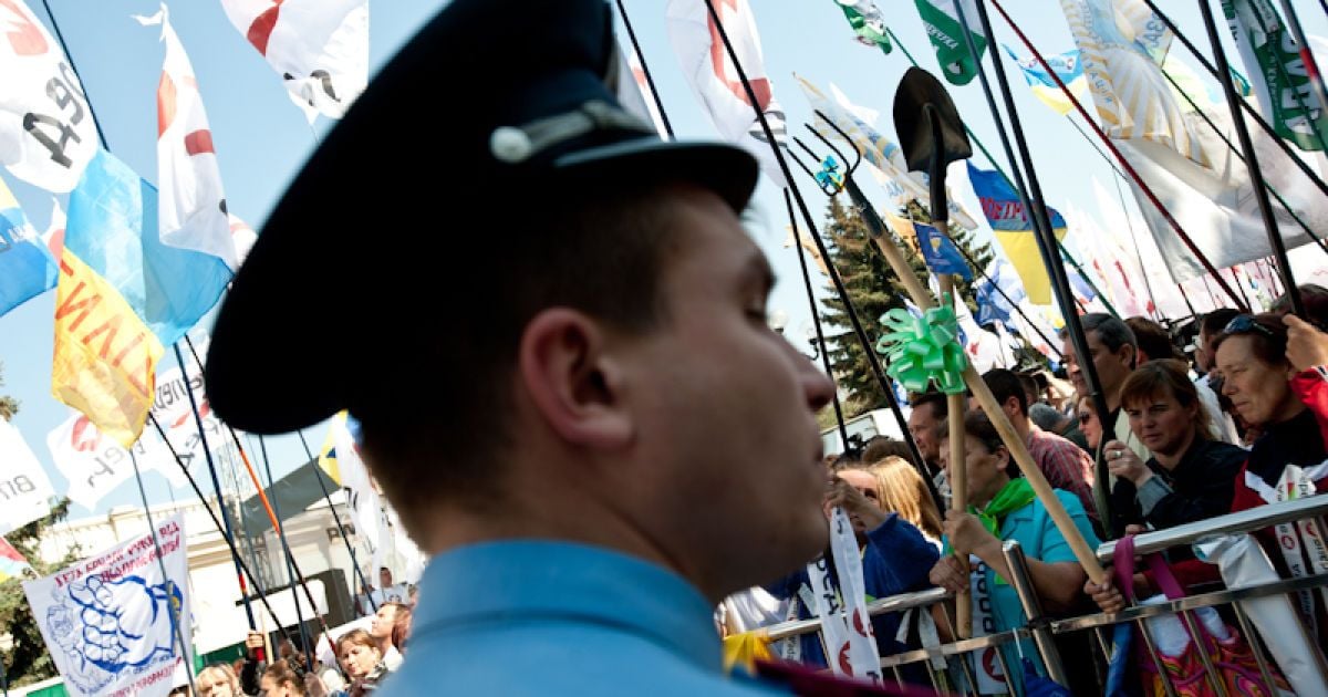 У Весняному марші протесту, який організувала опозиція біля Верховної ради беруть участь близько 3500 тисяч осіб.