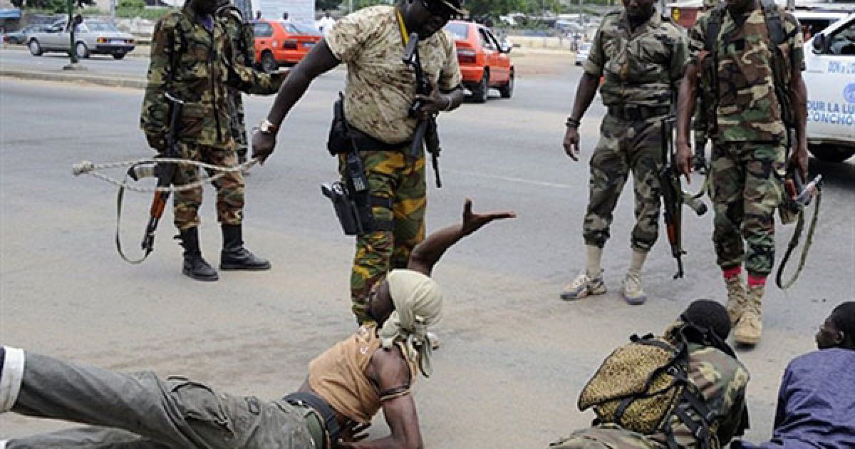 Кот-д'Івуар, Абіджан. Поліцейський б'є чоловіка, якого звинувачують у пограбуваннях в Абіджані. Алассана Уаттара прийшов до влади в країні після того, як його суперника Лорана Гбагбо було затримано. / © AFP