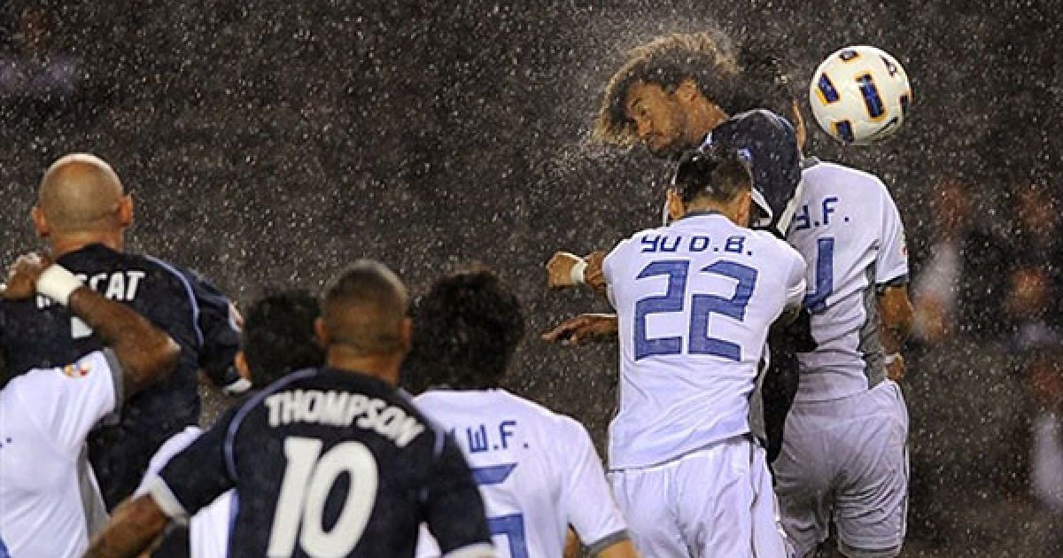 Австралія, Мельбурн. Гравець "Вікторі" (Мельбурн) Ісака Кернак-Оканя забиває м&rsquo;яч під час матчу Ліги чемпіонів у Мельбурні. / © AFP