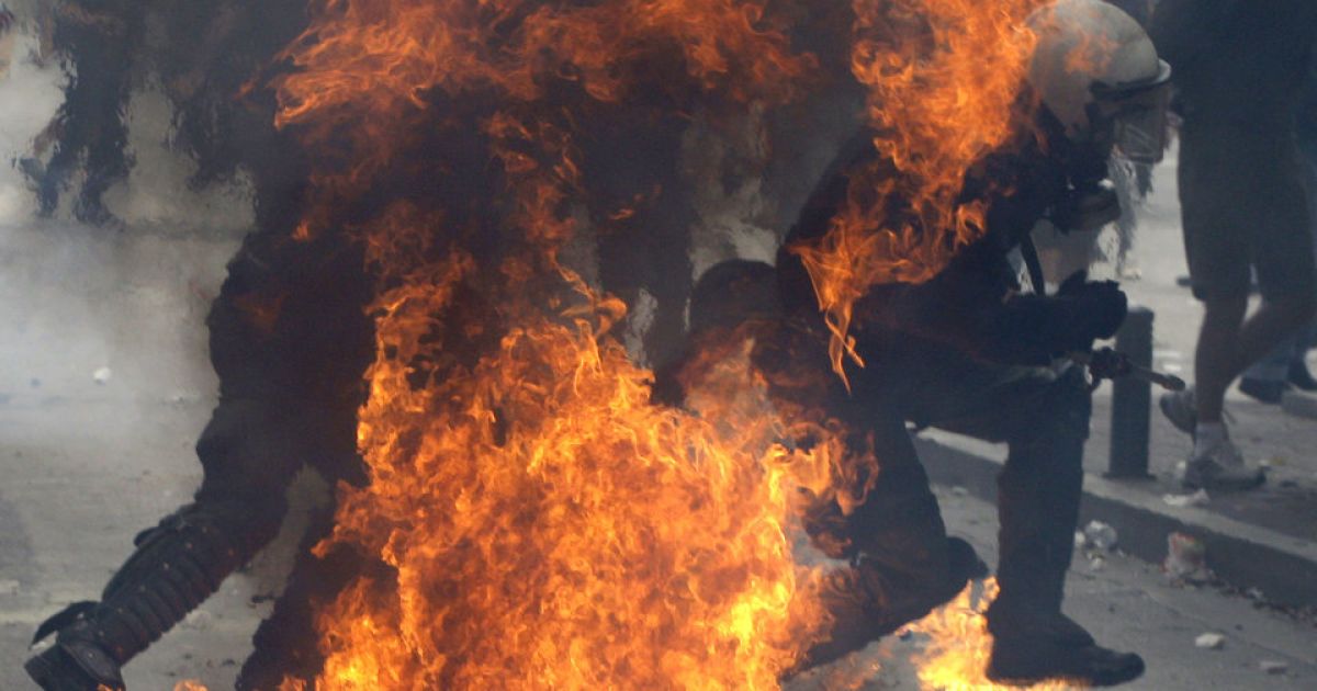 У Греції в ході масових безладів, спровакованих анархістами, майже 50 осіб отримали поранення. / © bigpicture.ru