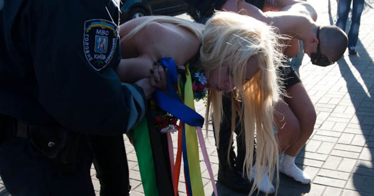 Міліція затримала активісток руху FEMEN Інну Шевченко, Сашу Шевченко, Надію Мопедову і Діану Сенич. / © femen.livejournal.com