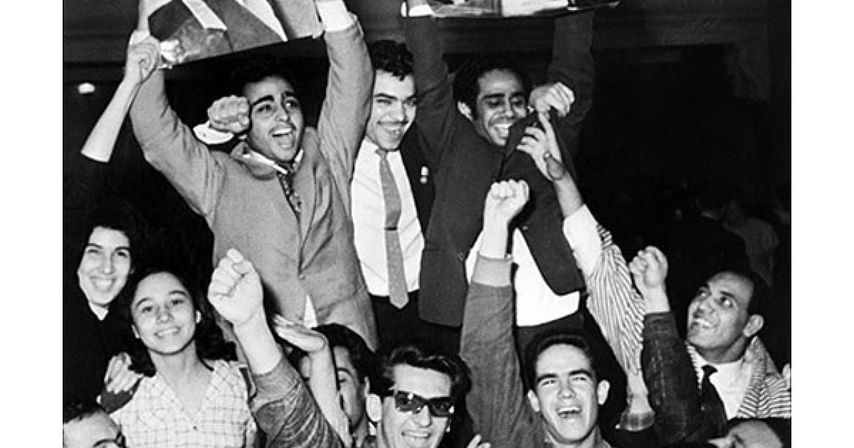 Тисячі людей у ​​той день виходили на вулиці, організовували стихійні мітинги, вітали один одного. / © AFP