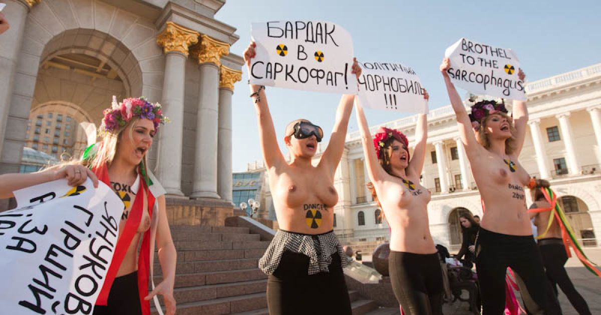 FEMEN виступали проти "сучасного політичного Чорнобиля в Україні, який своїми наслідками набагато небезпечніший для українців, ніж ядерна катастрофа 25-річної давності". / © femen.livejournal.com