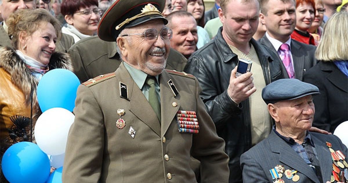 Президент України Віктор Янукович під час відвідання Черкас вручив ключі від квартир та автомобілів ветеранам Великої Вітчизняної війни, учасникам ліквідації наслідків аварії на ЧАЕС, громадянам пільгових категорій. / © President.gov.ua
