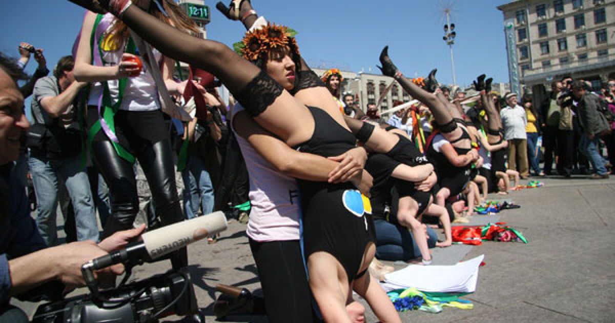 Дівчата з руху FEMEN у відвертих позах "рогаток" закидали яйцями і помідорами портрет президента Білорусі Олександра Лукашенка. / © Жіночий рух FEMEN