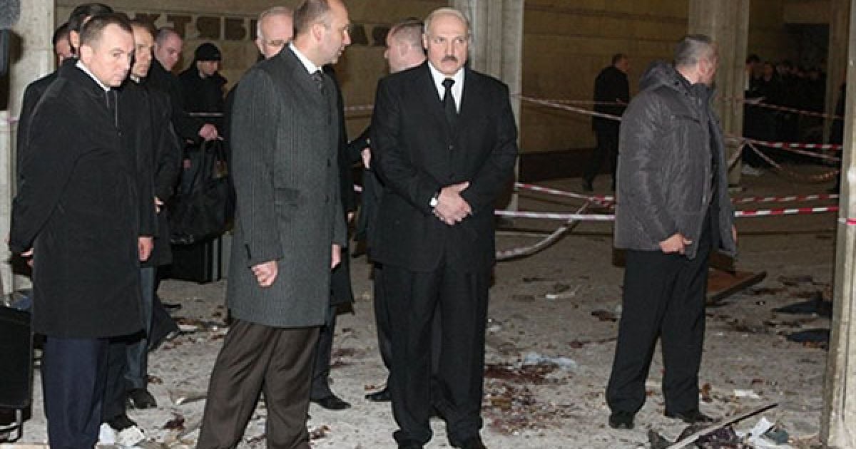 Білорусь, Мінськ. Президент Білорусі Олександр Лукашенко відвідав станцію метро "Жовтнева" в Мінську, де стався теракт. В результаті вибуху в метро білоруської столиці, загинули 12 осіб, більше 150 отримали поранення. / © AFP