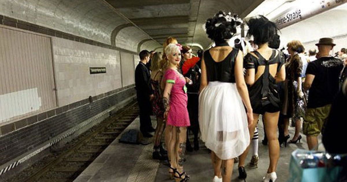 Шоу-показ моди "Underground Catwalk" провели у берлінському метро. / © AFP