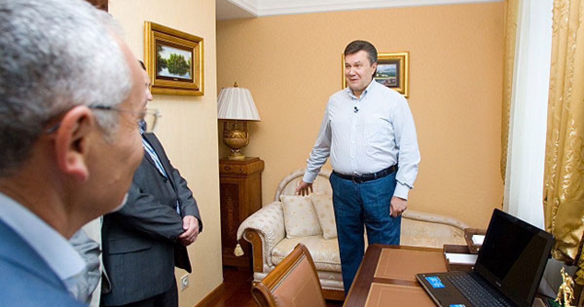 Янукович провів для журналістів екскурсію "Межигір'ям" / © President.gov.ua