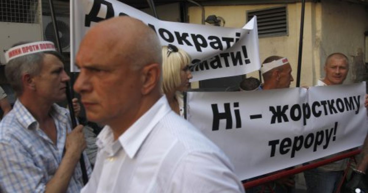 Чоловік Юлії Тимошенко Олександр та дочка Євгенія з чоловіком Шоном Карром приїхали підтримати екс-прем&rsquo;єра до будівлі Печерського суду. / © УНІАН