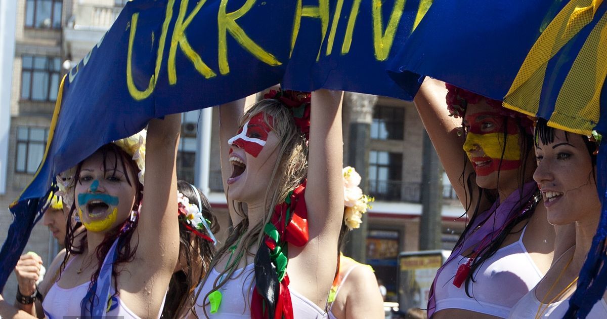 Жіночий рух FEMEN провів на Майдані Незалежності в Києві акцію протесту у фонтані "Євромийка-2012".