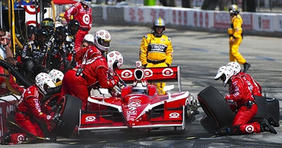 США, Лонг-Біч, штат Каліфорнія. Гонщик Скотт Діксон з команди Target Chip Ganassi Racing Dallara Honda робить піт-стоп під час перегонів "IndyCar Series Toyota" на Гран-прі Лонг-Біч у Каліфорнії. / © AFP