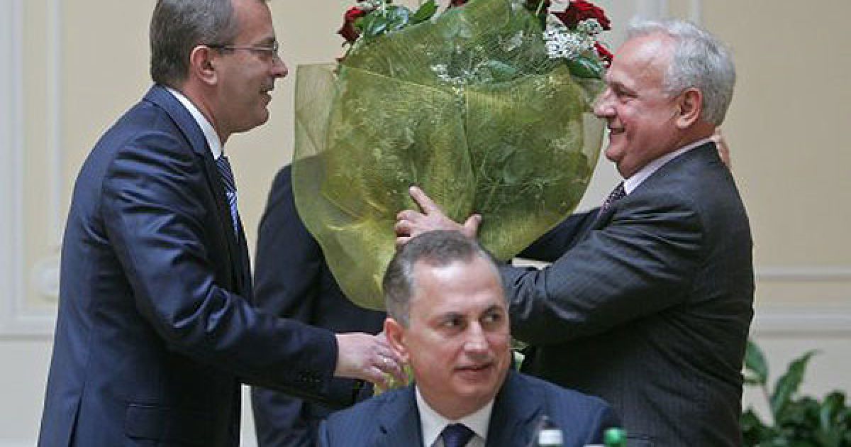 Перший віце-прем&#039;єр-міністр України - міністр економічного розвитку і торгівлі України Андрій Клюєв привітав нового міністра регіонального розвитку, будівництва та ЖКГ Анатолія Близнюка / © УНІАН
