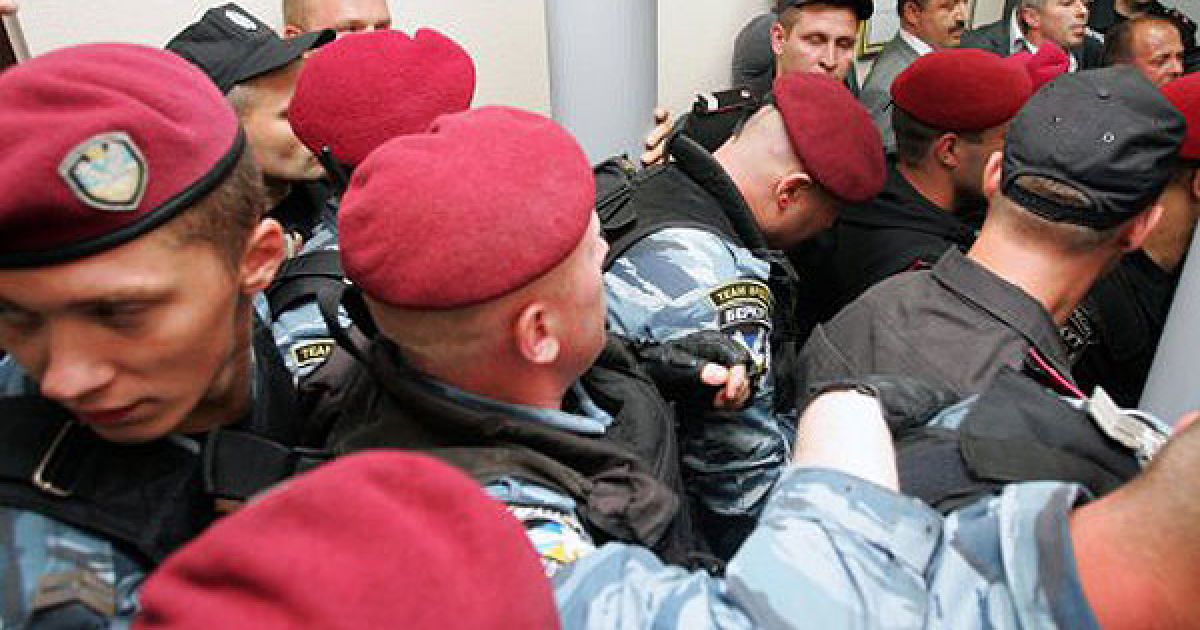 Бійці "Беркуту" під час бійки з депутатами від БЮТ в Печерському суді пошкодили декілька відеокамер. / © УНІАН