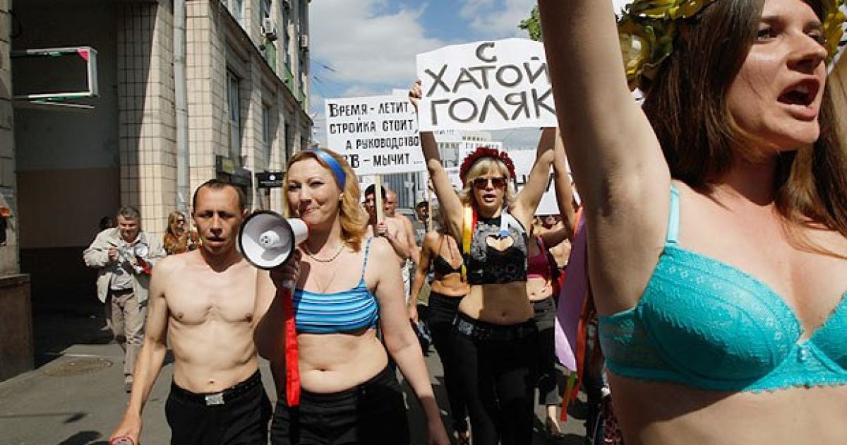 Рух FEMEN та ошукані інвестори будівництва провели в Києві акцію протесту перед Кабміном "Голі та ошукані" / © femen.livejournal.com