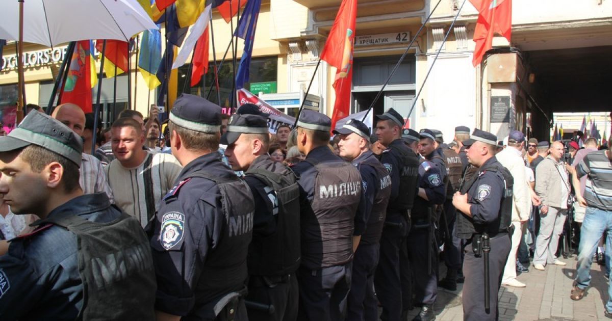 Перед Печерським судом в Києві, де слухається газова справа Тимошенко, зібралися тисячі прибічників екс-прем&#039;єра. / © bilozerska.livejournal.com