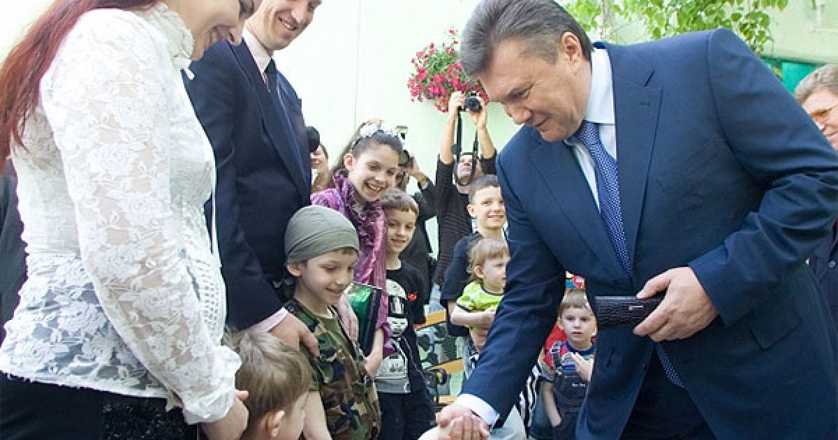 Президент України Віктор Янукович вручив ключі від квартири та ордер багатодітній сім&#039;ї Андрія та Тетяни Чернишових, які виховують десять дітей. / © President.gov.ua