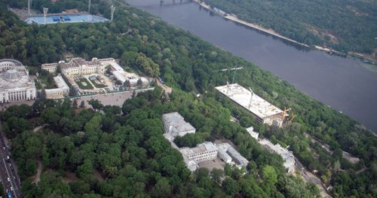 Від вертолітного майданчику поблизу Верховної ради вже роблять міст до Грушевського. / © УНІАН