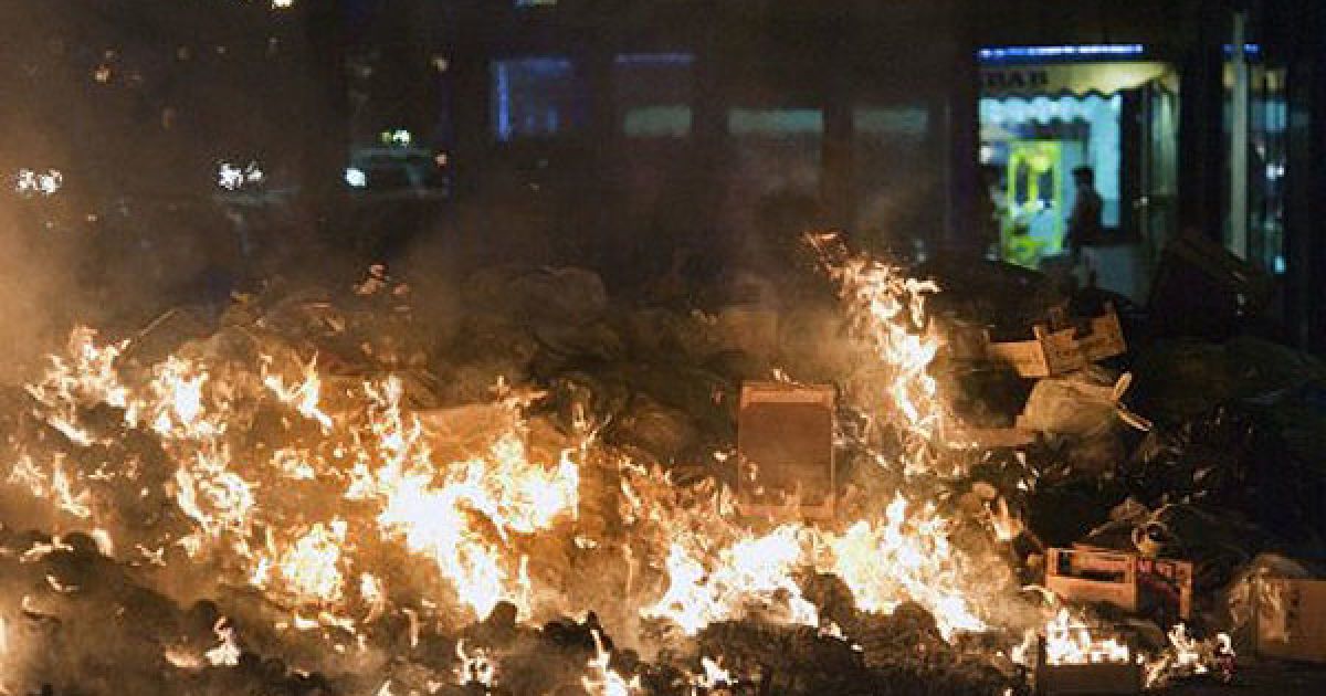 Італія, Неаполь. Пожежа у смітті, яким завалені вулиці Неаполя. Пожежним довелось гасити десятки палаючих куп сміття, що були підпалені роздратованими місцевими мешканцями. / © AFP